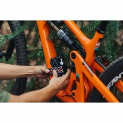 Granite Online På Bikester Granite Punk CO2-pump Med Silikonhylsa För 25g Burk Svart -Transport & Cykelförvaring Försäljningsbutik granite punk co2 inflator with silicone sleeve for 25g canister black 7