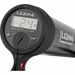 Lezyne Online På Bikester Lezyne Digital Pressure Over Drive Golvpump 9 Lezyne Online På Bikester Lezyne Digital Pressure Over Drive Golvpump -Transport & Cykelförvaring Försäljningsbutik lezyne digital pressure over drive standluftpumpe 6