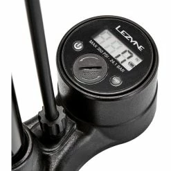 Lezyne Online På Bikester Lezyne Macro Floor Drive Digital Golvpump Svart 9 Lezyne Online På Bikester Lezyne Macro Floor Drive Digital Golvpump Svart -Transport & Cykelförvaring Försäljningsbutik lezyne macro floor drive digital standluftpumpe schwarz glaenzend 6