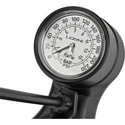 Lezyne Online På Bikester Lezyne Macro Floor Drive DV Golvpump Svart -Transport & Cykelförvaring Försäljningsbutik lezyne macro floor drive dv standluftpumpe schwarz glaenzend 6